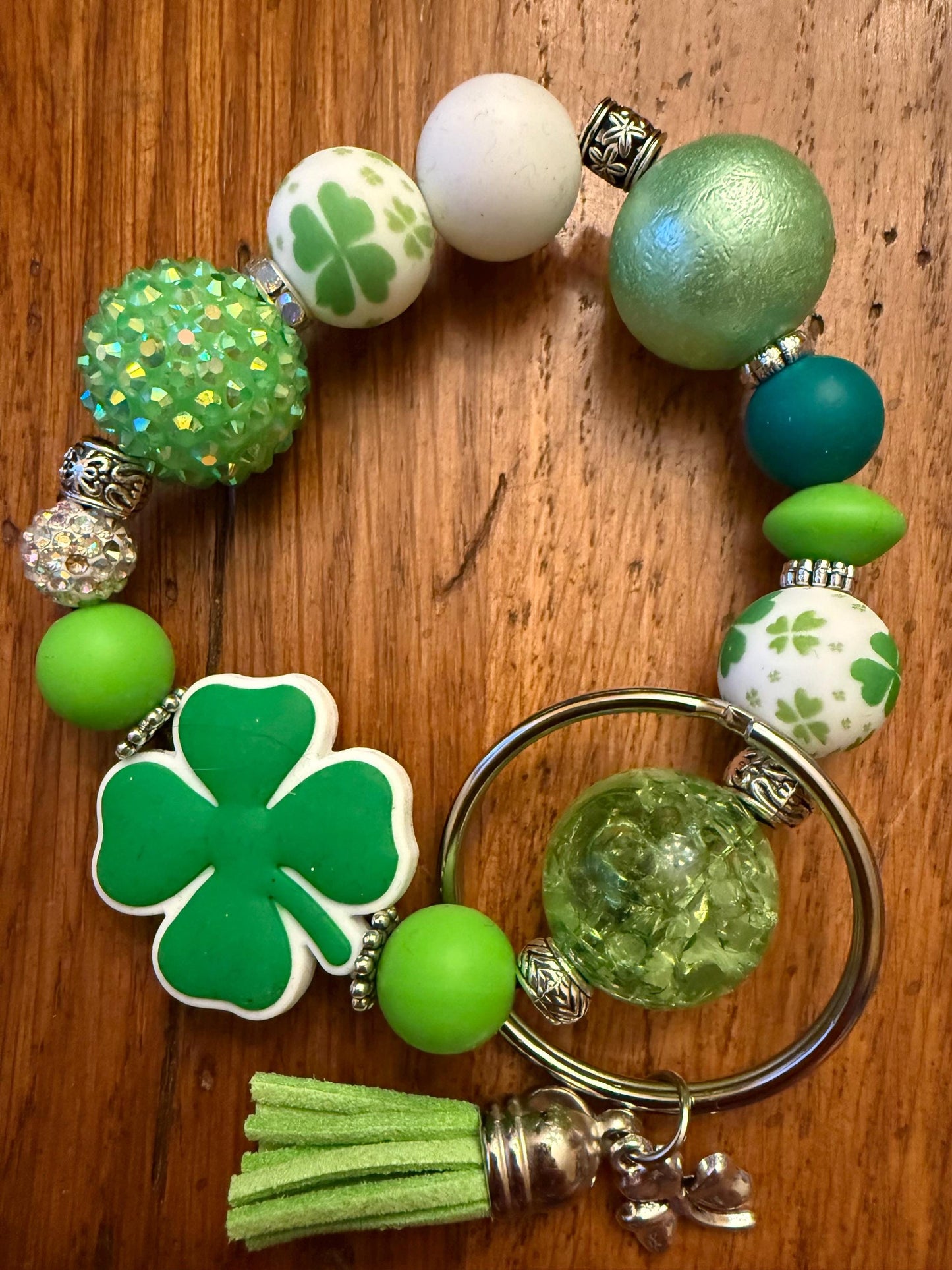 Shamrock Sparkle Beaded Keychain Bracelet – St. Patrick’s Day Lucky Charm Wristlet