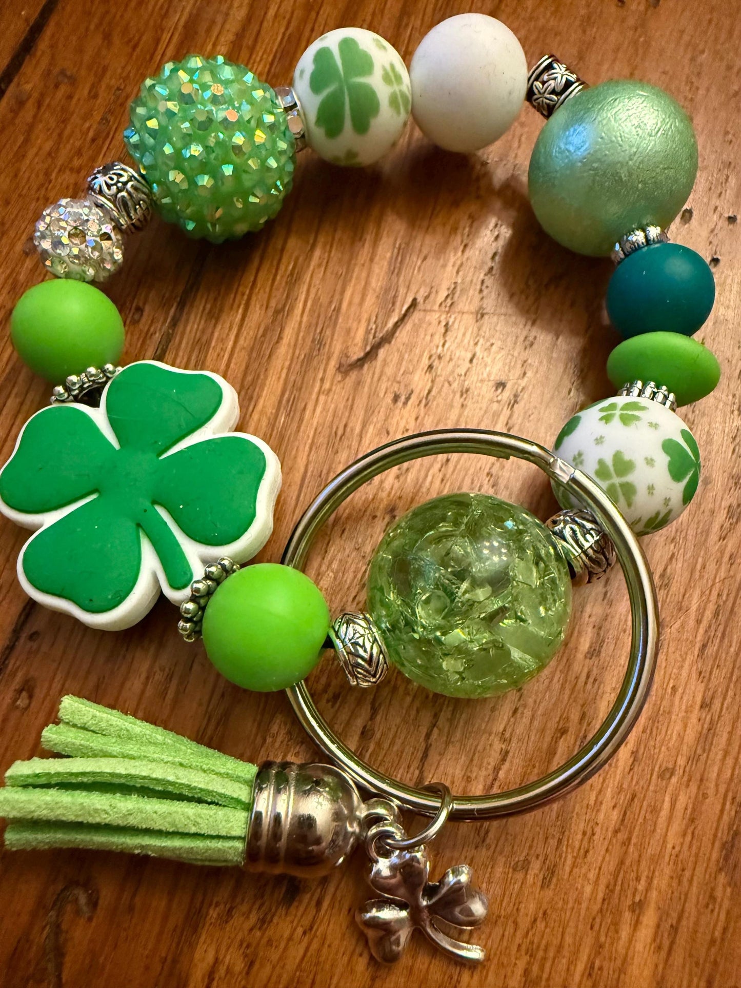 Shamrock Sparkle Beaded Keychain Bracelet – St. Patrick’s Day Lucky Charm Wristlet