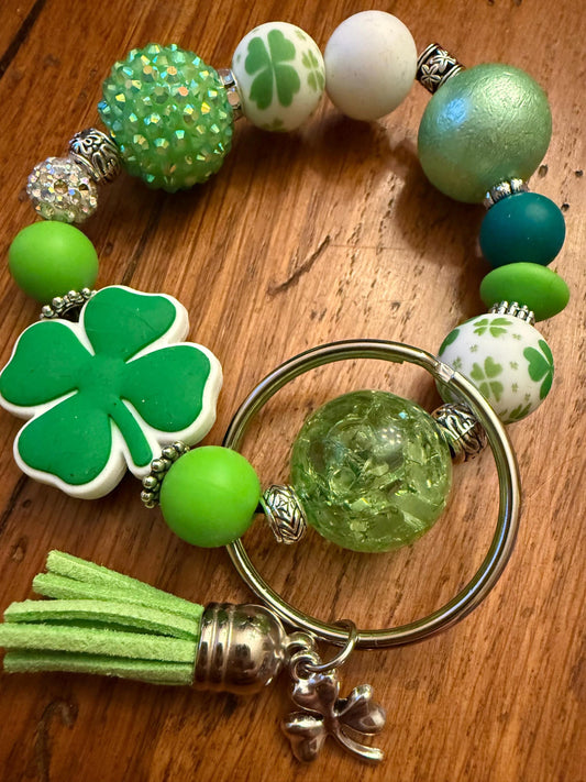 Shamrock Sparkle Beaded Keychain Bracelet – St. Patrick’s Day Lucky Charm Wristlet